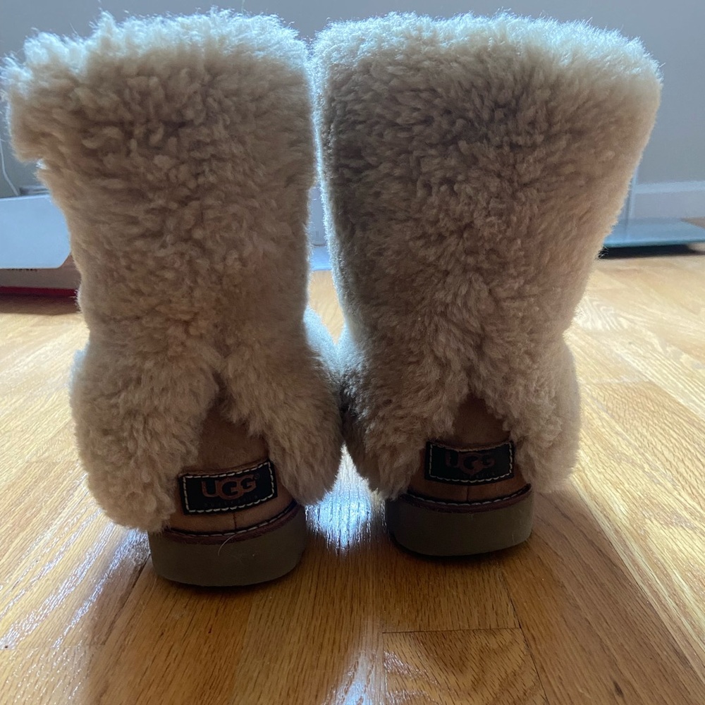 Furry Ugg boots in Chestnut